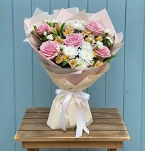 Букет цветов из:  Гвоздики, Орхидеи и Розы в Корфовский