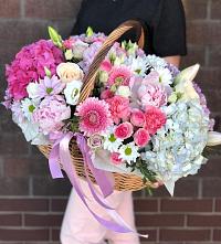 Композиция солнечный день в Корфовский Цветочная композиция из Розы, Хризантемы, Пионы и Лизиантусы в корзине в Корфовский