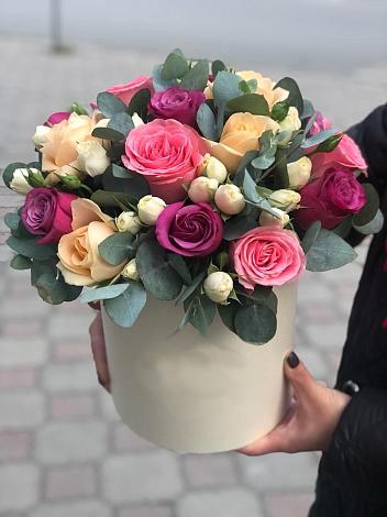 Цветочная композиция из Розы в шляпной коробке в Корфовский
