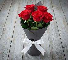 Букет 5 Красных роз Эдлесс Лав в Корфовский