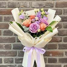 Букет цветов из:  Лизиантусы и Розы в Корфовский