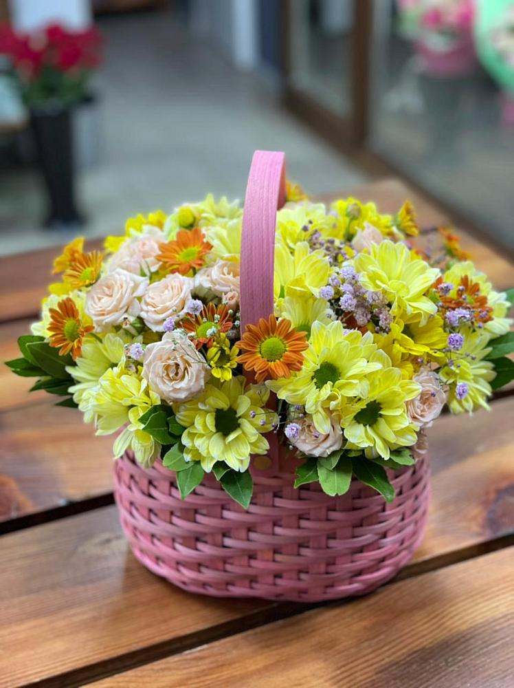 Цветочная композиция из Хризантемы и Розы в корзине в Корфовский