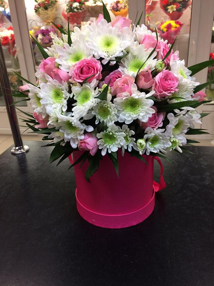 Цветочная композиция из Розы и Хризантемы в шляпной коробке в Корфовский