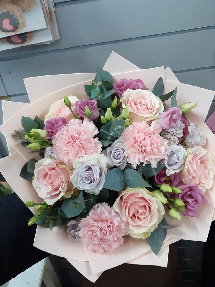 Букет цветов из: Розы, Гвоздики и Лизиантусы в Корфовский