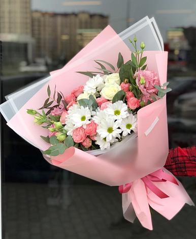 Букет цветов из: Розы, Лизиантусы и Хризантемы в Корфовский